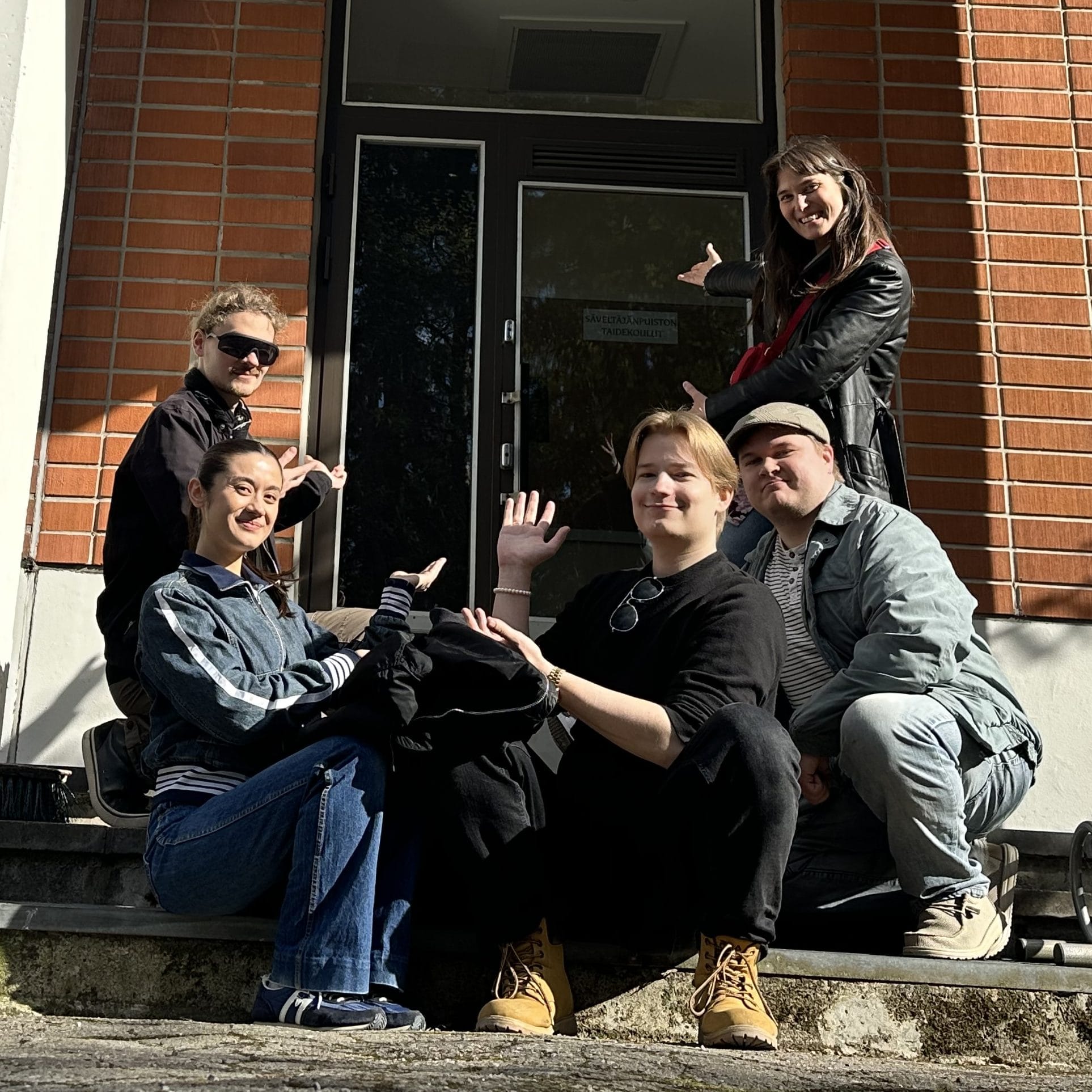 Kuvassa 5 kaverusta - Musiikkikoulu Säveltien perustajat Anna, Elizabeth, Eetu, Janne ja Mortti. Musiikkikoulu Säveltien tarina sai alkunsa Helsingissä.
