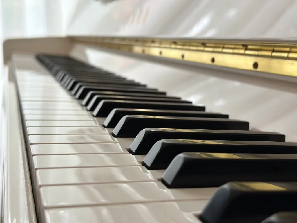 Kuva pianon koskettimista. Musiikkikoulu Säveltie tarjoaa pianotunteja Helsingissä.
