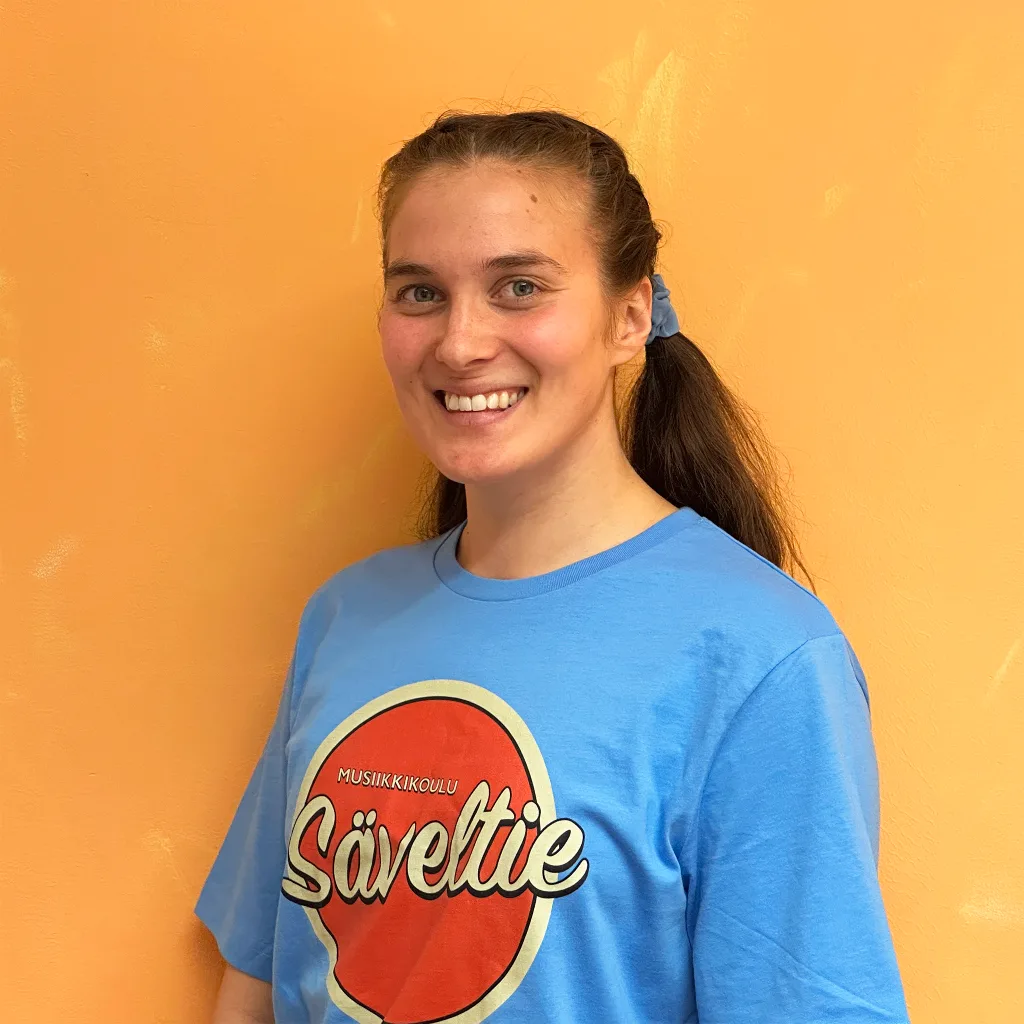 Anna Arola Kuvassa Musiikkikoulu Säveltien opettaja Anna Arola hymyilee. Musiikkikoulu Säveltie tarjoaa ensiluokkaista laulunopetusta Helsingissä. Laulutunnit Helsinki, laulutunnit Helsingissä.