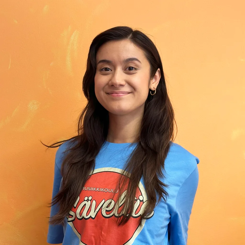 Elizabeth Hiltunen Kuvassa Musiikkikoulu Säveltien opettaj Elizabeth hymyilee. Musiikkikoulu Säveltie tarjoaa Helsingin parhaat muskarit eli musiikkileikkikoulut. Musiikkileikkikoulu Helsinki – Muskari Helsinki.