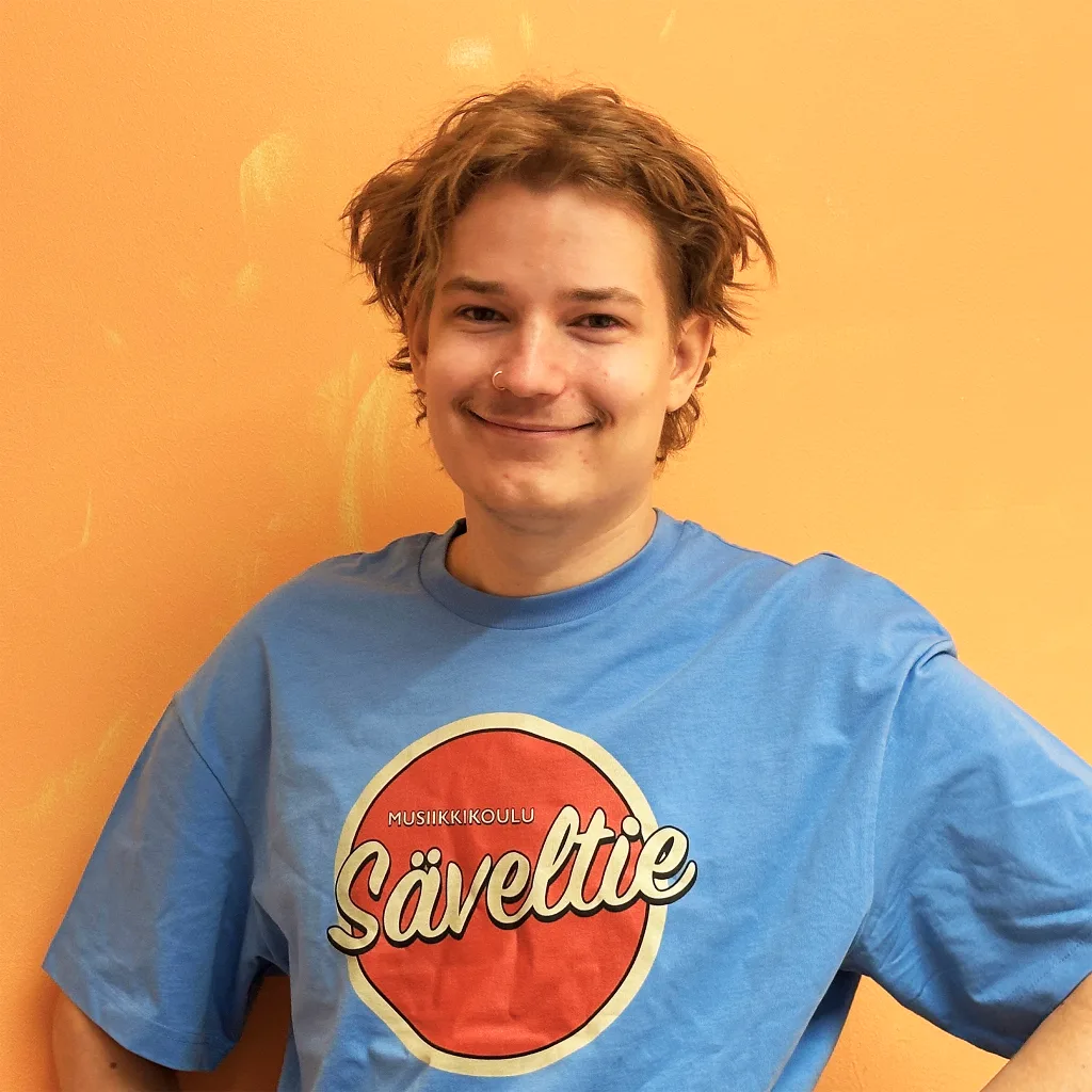 Janne Kovanen Kuvassa Musiikkikoulu Säveltien opettaja Janne hymyilee. Musiikkikoulu Säveltie tarjoaa Helsingin parhaat laulutunnit. Laulutunnit Helsinki – Laulunopetus Helsinki.