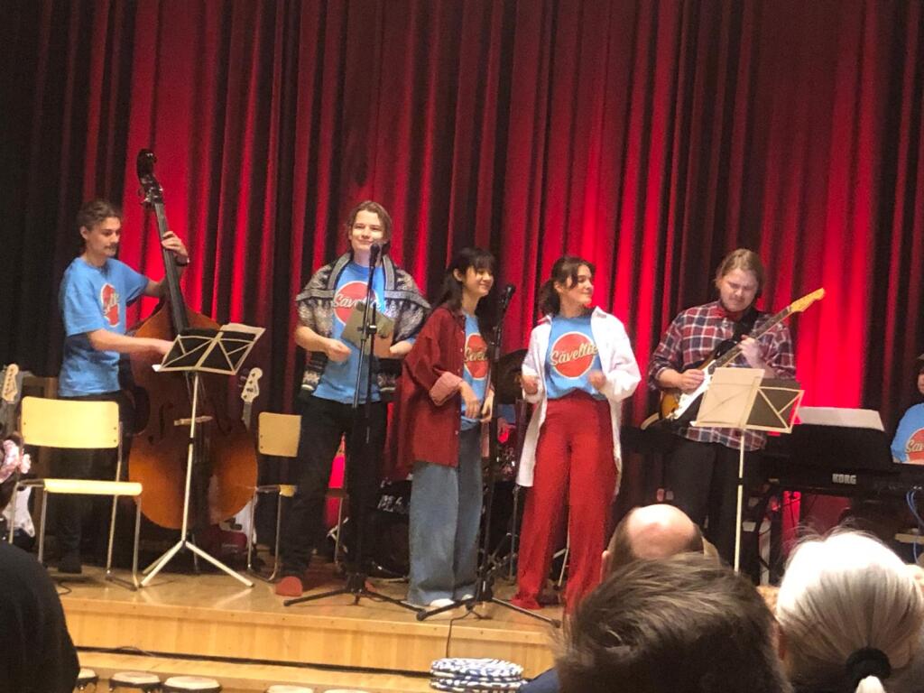 Kauden päätöskonsertti 2024 Musiikkikoulu Säveltien opettajat esiintymässä kauden päätöskonsertissa.