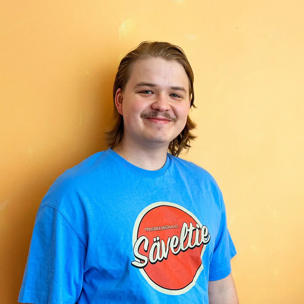 Petteri Pääkkönen Kuvassa Musiikkikoulu Säveltien opettaja Petteri hymyilee. Musiikkikoulu Säveltie tarjoaa Helsingin parhaat kitaratunnit lapsille ja aikuisille. Kitaratunnit Helsinki – kitaratunnit Helsingissä.